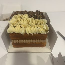 8" Big Minnie Cake with vanilla cake and chocolate frosting. 8" Big Minnie Cake with vanilla cake and chocolate frosting.