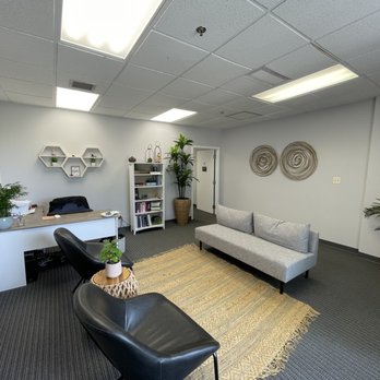 Melissa Schiff, IBCLC CST LMT - The waiting room for Makana Breastfeeding. - Lactation Services Near Me - Oak Brook, Illinois Melissa Schiff, IBCLC CST LMT - The waiting room for Makana Breastfeeding. - Lactation Services Near Me - Oak Brook, Illinois