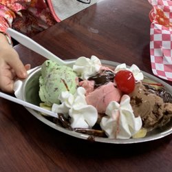 Dairy D'Lite - Customized Banana Split, so good!