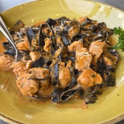 Restaurant Pizzeria Luna Piccante - Fettuccine with Salmon