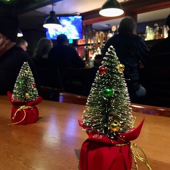 Perry's on Magnolia - Shared table - Bars Near Me - Larkspur, California