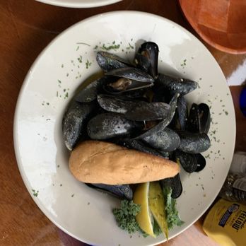 Fish House Grill - 1 Lb Fresh Maine Mussels With Garlic Bread For Dipping - Seafood Near Me - Bar Harbor, Maine