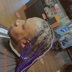 Custom Clean Cuts Barbershop - Great place where all can relax  and feel at Home. Family  based, and best