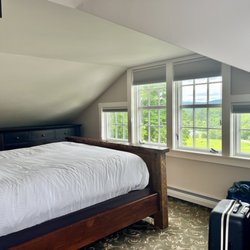 The White House Inn - Kingsized room with smaller room attached