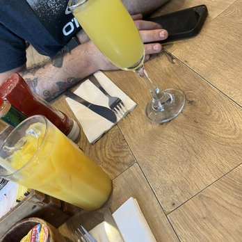 Aloha Kitchen - Pineapple mimosa and Orange juice - Breakfast & Brunch Near Me - Honolulu, Hawaii
