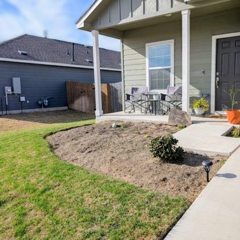 Turtle Landscape - Unkept Flower bed before picture. - Artificial Turf Near Me Turtle Landscape - Unkept Flower bed before picture. - Artificial Turf Near Me