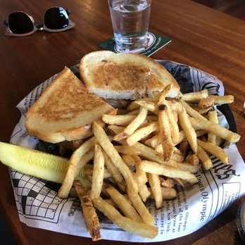 Gritty McDuff's Brew Pub - Fried Chicken Sandwich - American Near Me - Portland, Maine