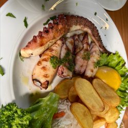 Taverna Folia - Octopus und Kalamari gegrillt mit Gemüse, Bratkartoffeln und Reis