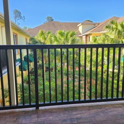 Oasis Senior Advisors Jacksonville - The second floor balcony with view of the courtyard.