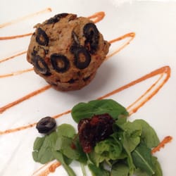 Entrada de muffin con aceitunas y tomates secos
