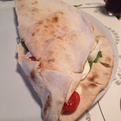 La Dispensa - Calzone dispensa: prosciutto crudo, mozzarella di bufala, rucola e pomodorini (9,50€)