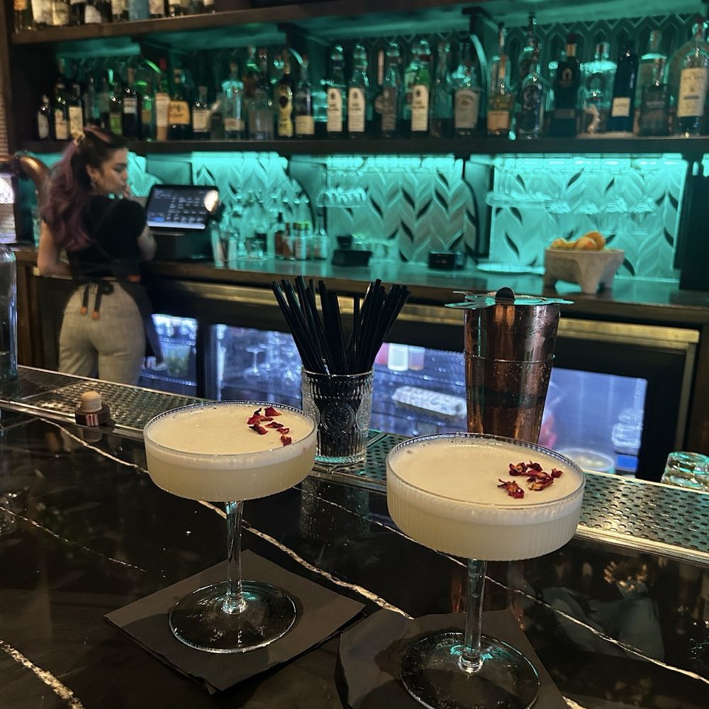 Midtown Live - bespoke crafted gin cocktails - Sports Bars Near Me - Sacramento, California