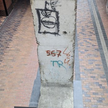 Osco! - Berlin Wall - French Near Me - Montreal, Quebec