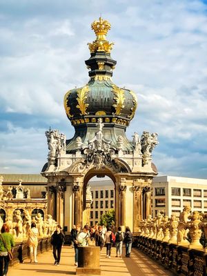 Photo of Zwinger - Dresden, SN, DE. Dresdner Zwinger ist das bedeutendste Bauwerk des Spätbarock und gilt mit seinem Kronentor als Wahrzeichen der Stadt