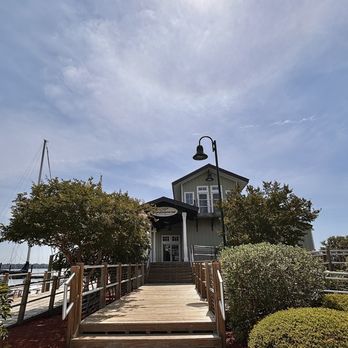 Persimmons Waterfront Restaurant - Outside - New American Near Me - New Bern, North Carolina Persimmons Waterfront Restaurant - Outside - New American Near Me - New Bern, North Carolina