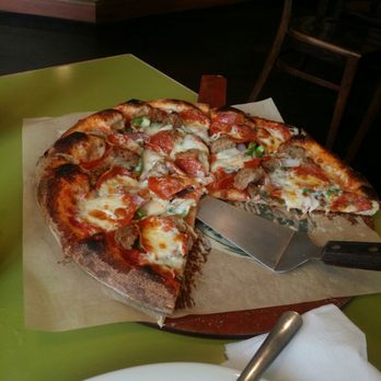 Flippers Pizza - Med Deluxe pizza - Pizza Near Me - Orlando, Florida Flippers Pizza - Med Deluxe pizza - Pizza Near Me - Orlando, Florida