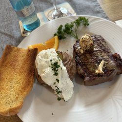 Aurora - 200 Gr Steak mit Ofenkartoffel und Knoblauchbrot