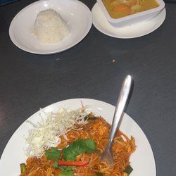 Thai Basil - Pad thai yellow curry with chicken