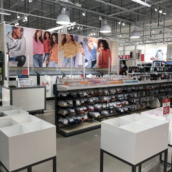 Old Navy Outlet - Men's Clothing Near Me - New Westminster, British Columbia