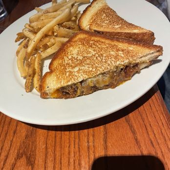 Smokey Bones Woodbridge - Brisket "Stuffed" Grilled Cheese - super yummy! - Barbeque Near Me - Woodbridge, Virginia Smokey Bones Woodbridge - Brisket "Stuffed" Grilled Cheese - super yummy! - Barbeque Near Me - Woodbridge, Virginia