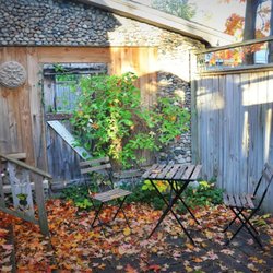 Aberdeen Stone Cottage - Private Celtic Garden in autumn