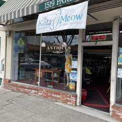 The Katz Meow Quality Antiques & Vintage Collectibles - Front of store