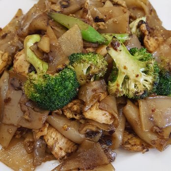 Siam Splendour - Pad See Ew with chicken - only four pieces of broccoli. - Thai Near Me - Evanston, Illinois Siam Splendour - Pad See Ew with chicken - only four pieces of broccoli. - Thai Near Me - Evanston, Illinois
