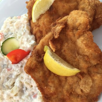 Hotel Vyzlovka - Na horké sobotní poledne překvapivě luxusní vepřový řízek s bramborovým salátem. - Restaurants Near Me - Vyžlovka, ST Hotel Vyzlovka - Na horké sobotní poledne překvapivě luxusní vepřový řízek s bramborovým salátem. - Restaurants Near Me - Vyžlovka, ST