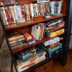 1825 Inn Bed and Breakfast - Games and movies