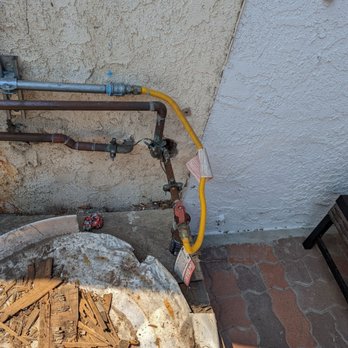 Grizzly Rooter and Plumbing - He used a 3/8 inch flex pipe to hack up a connection between two half inch pipes. See the "danger" label put up by gas company. - Plumbing Near Me - Los Angeles, California Grizzly Rooter and Plumbing - He used a 3/8 inch flex pipe to hack up a connection between two half inch pipes. See the "danger" label put up by gas company. - Plumbing Near Me - Los Angeles, California