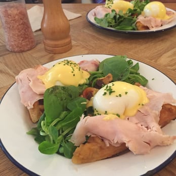 Brunch & Cake - Eggs Benedict on Waffle with Turkey - Breakfast & Brunch Near Me - Barcelona, B Brunch & Cake - Eggs Benedict on Waffle with Turkey - Breakfast & Brunch Near Me - Barcelona, B