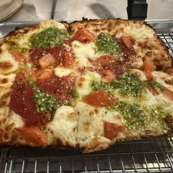 COMO's Restaurant - Margherita Pizza (Small) - Pizza Near Me - Ferndale, Michigan