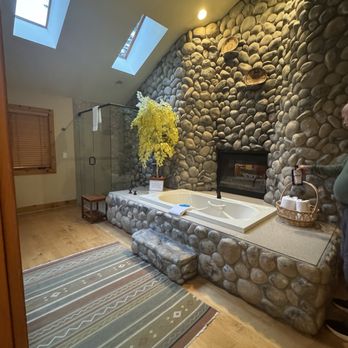 Riversong Inn Retreat - Large bathroom - Bed & Breakfast Near Me - Estes Park, Colorado Riversong Inn Retreat - Large bathroom - Bed & Breakfast Near Me - Estes Park, Colorado