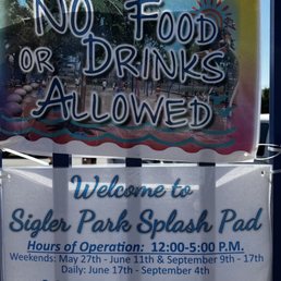 No food/drinks inside the splash pad. No food/drinks inside the splash pad.