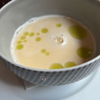 Casse-Croûte - Schlemmer-Sommer-Menü 2024: VORSPEISE Weiße Tomatensuppe mit Basilikum Öl - French Near Me - Hamburg, HH