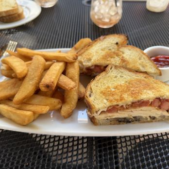 Green Street Restaurant - Stephen's Chicken Sandwich - New American Near Me - Pasadena, California Green Street Restaurant - Stephen's Chicken Sandwich - New American Near Me - Pasadena, California