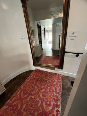 The Crescent Hotel Beverly Hills, Sonder by null