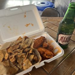 Wing KYng - Traditional wing with buffalo sauce and potato