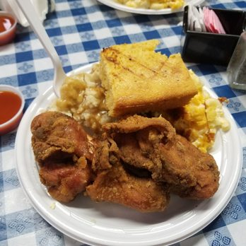Craig's Kitchen - Small fried chicken with mac and cheese, mash and cornbread. Delicious! - Soul Food Near Me - Vernon, Connecticut