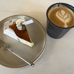 R Ki Dessert Studio - Vanilla cheese cake and latte