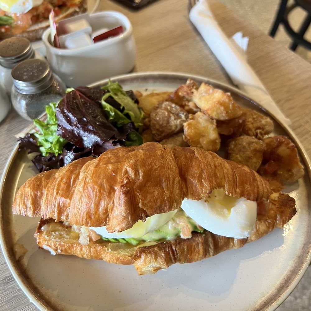 Sunlit Town Brunch Restaurant - Avocado salsa eggs benedict - Breakfast & Brunch Near Me - Richmond Hill, Ontario Sunlit Town Brunch Restaurant - Avocado salsa eggs benedict - Breakfast & Brunch Near Me - Richmond Hill, Ontario
