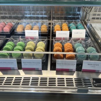 Le Macaron French Pastries - Patisserie/Cake Shop Near Me - Oak Brook, Illinois
