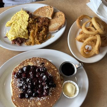 Holiday Diner - Diners Near Me - Danbury, Connecticut Holiday Diner - Diners Near Me - Danbury, Connecticut