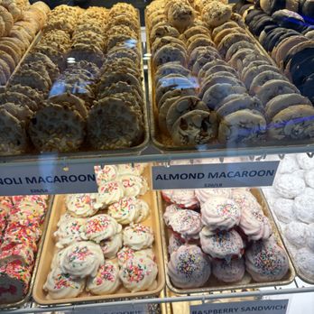 Mike's Pastry - Bakeries Near Me - Somerville, Massachusetts