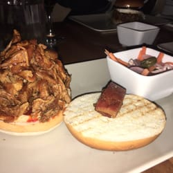 SHHH Burger Club & Bar - Pulled pork burger
