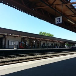 Leamington Spa - View from tracks.  Pumpkin café on platform 2,  waiting rooms and bathrooms on both platforms.
