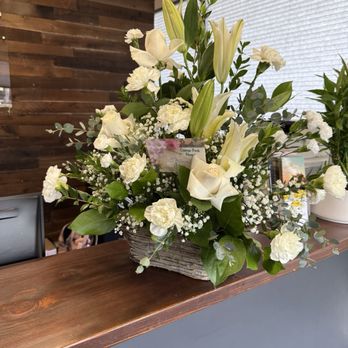 Canoga Park Florist - Peace Lillies (for a grief basket) - Florists Near Me - Canoga Park, California Canoga Park Florist - Peace Lillies (for a grief basket) - Florists Near Me - Canoga Park, California