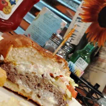 Gladstones - Burger - Sports Bars Near Me - Gladstone, Oregon