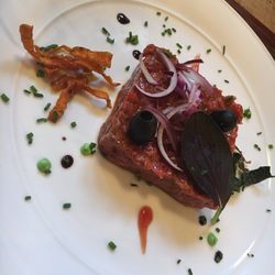 Les Trentenaires - Tartare de Boeuf, toasts, pommes country et salade.