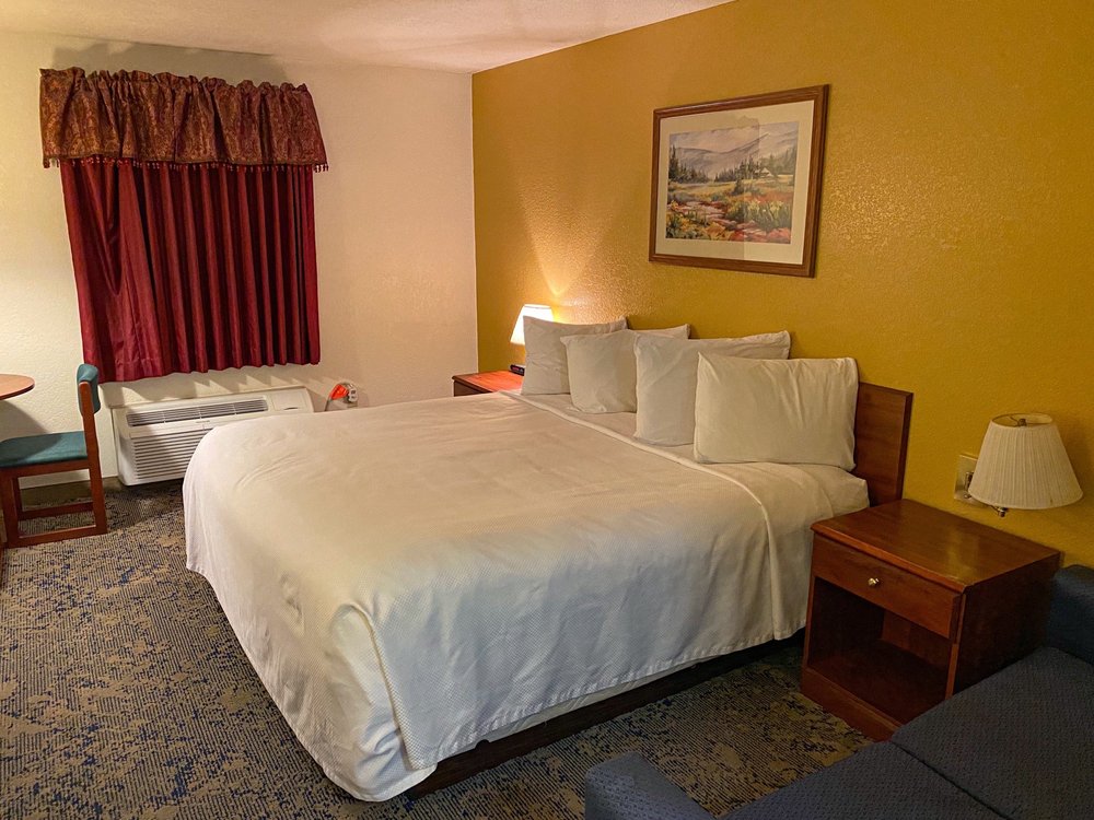 RODEWAY INN Hotel in Salina, Kansas at 429 W Diamond Dr 10 Photos